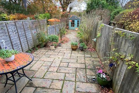 8 Lion Lane, Haslemere, GU27 1JD
