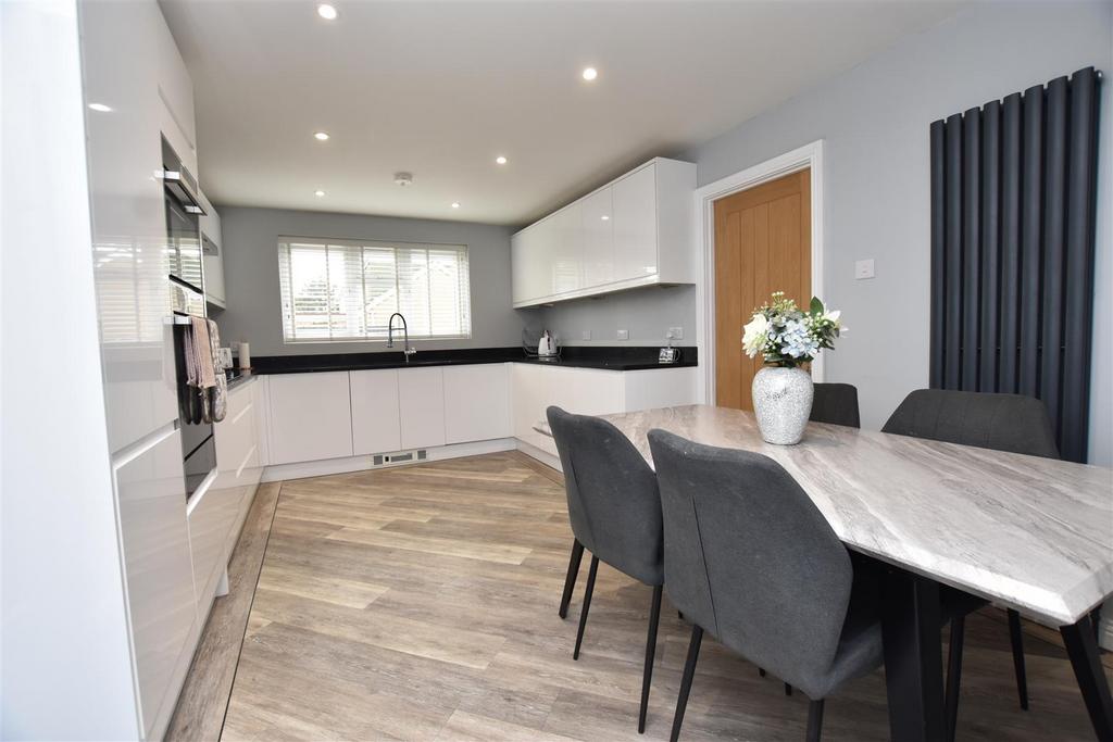 Rainbow Road, Canvey Island SS8 4 bed detached house for sale £450,000