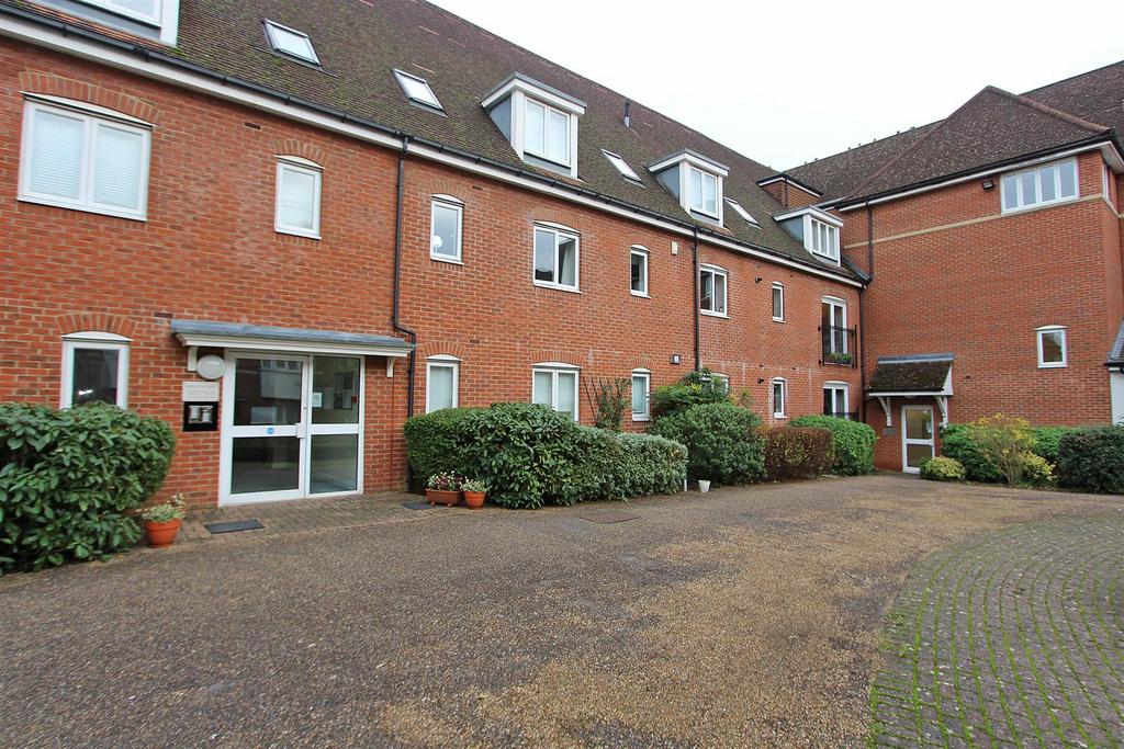 Banstead 2 bed apartment to rent £1,600 pcm (£369 pw)