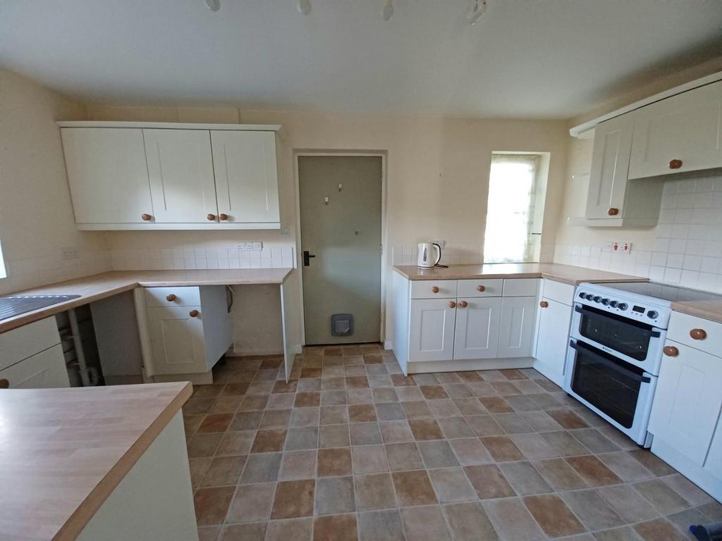 Wortley, WottonUnderEdge 4 bed detached house £1,300 pcm (£300 pw)