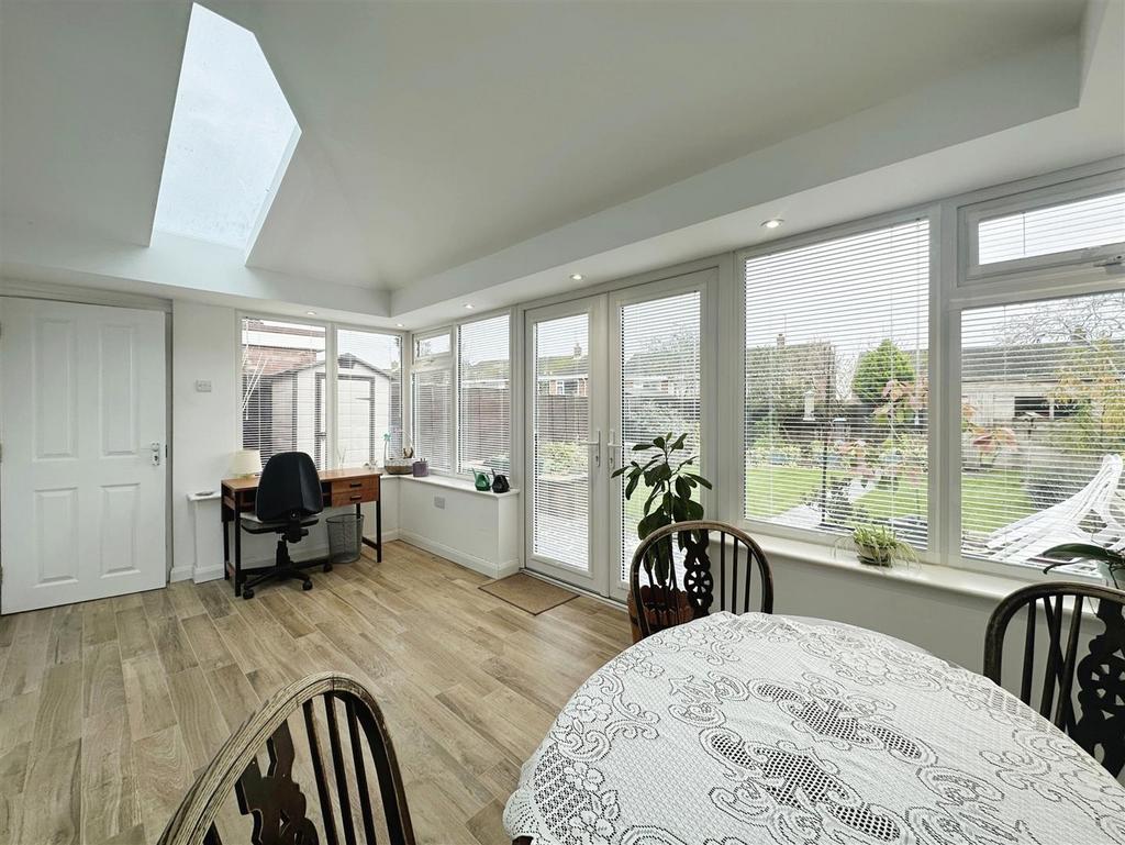 Dorchester Avenue, Hampton Magna, Warwick 2 bed detached bungalow for