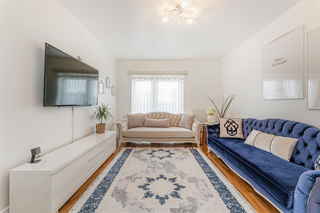 The Cedars, Broxbourne EN10 2 bed flat £289,995