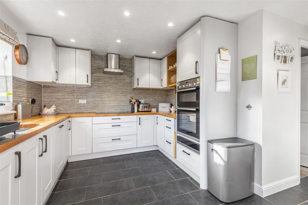 Reeves Road, Devizes 4 bed detached house £1,700 pcm (£392 pw)