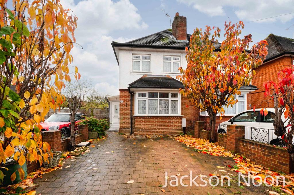 Lower Court Road, Epsom, KT19 3 bed semidetached house for sale £525,000