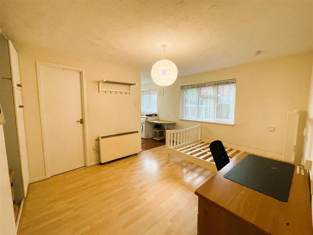 Springford Gardens, Southampton Studio £675 pcm (£156 pw)
