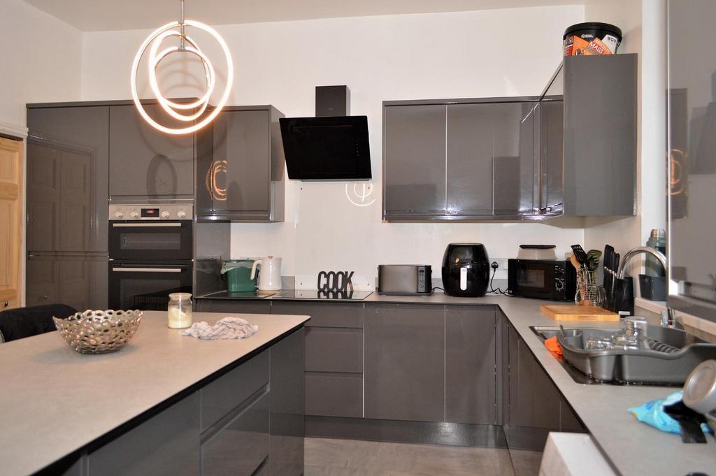 Kitchen...JPG