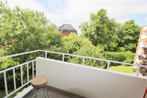 2 bedroom flat for sale, Woodlands, London