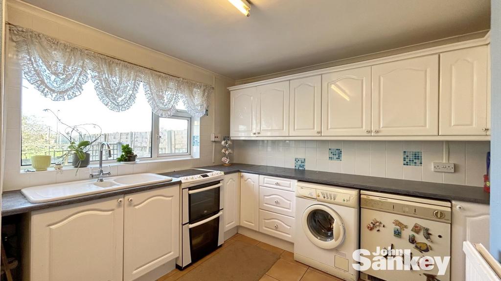 Fir Tree Close, Forest Town, Mansfield 3 bed semidetached house for