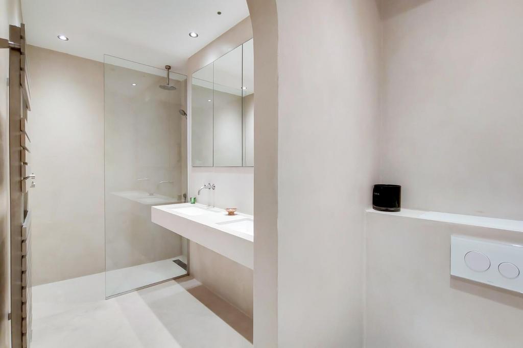9 Bathroom-0.jpg