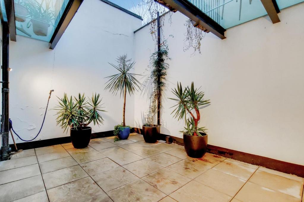 6 Patio-0.jpg