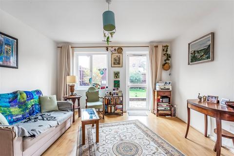 64 Barnfield Way, Oxted, RH8 9QG