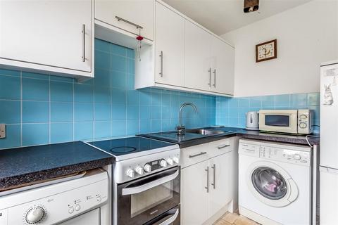 64 Barnfield Way, Oxted, RH8 9QG