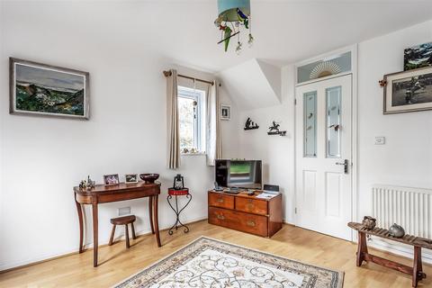 64 Barnfield Way, Oxted, RH8 9QG