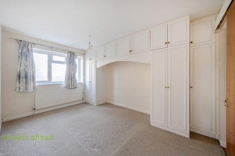 4 bedroom detached house to rent, Rickman Hill, Coulsdon, CR5