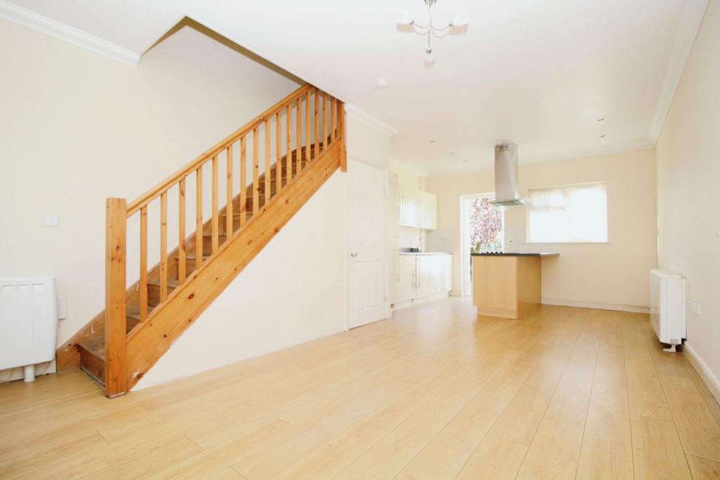 Temple Avenue, Dagenham, RM8 2 bed end of terrace house £1,750 pcm (£