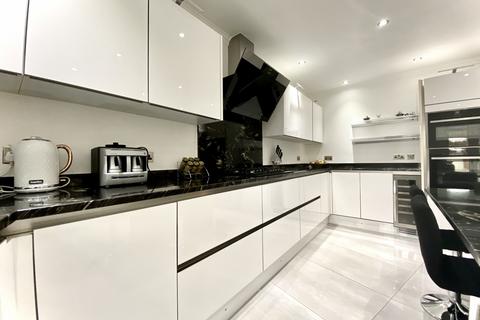 3 bedroom end of terrace house to rent - Bury Street