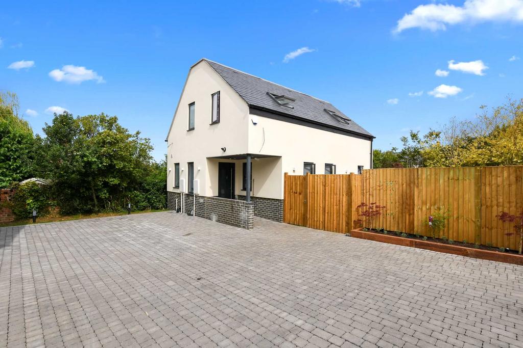 Sabir Court, Crescent Road, Temple Cowley 2 bed detached house to rent