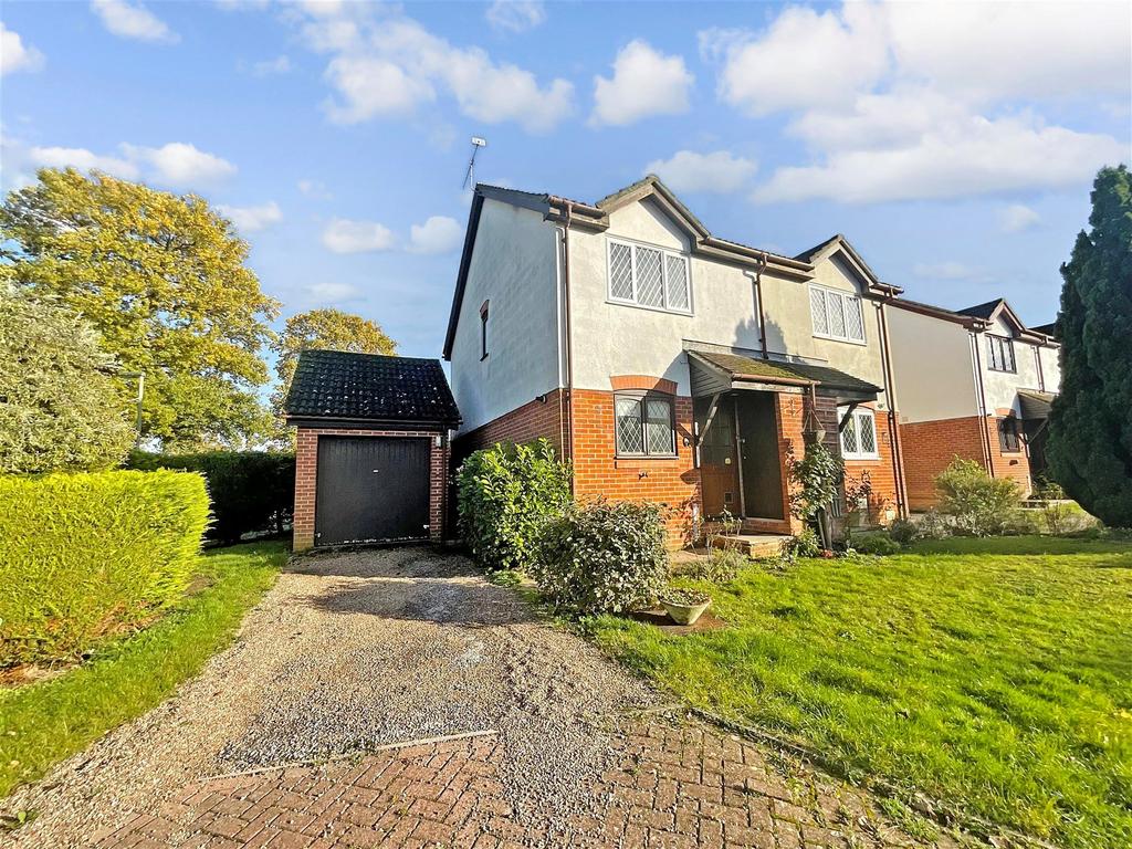 Sherwood Close, Fetcham, Leatherhead, Surrey 2 bed semidetached house