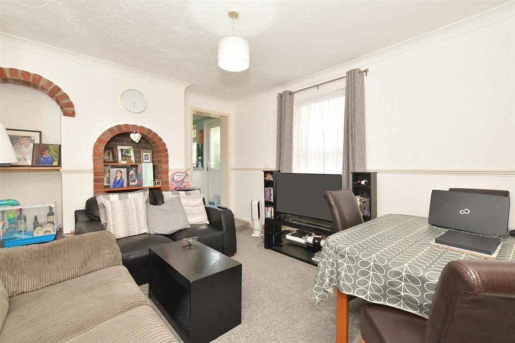 Clifton Road, Littlehampton, West Sussex 2 bed ground floor flat for