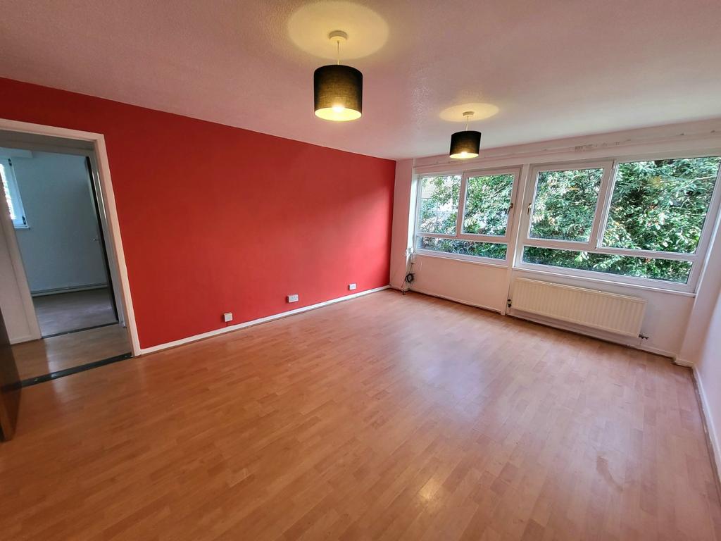 Norris Hill Drive, Heaton Norris... 2 bed flat £750 pcm (£173 pw)