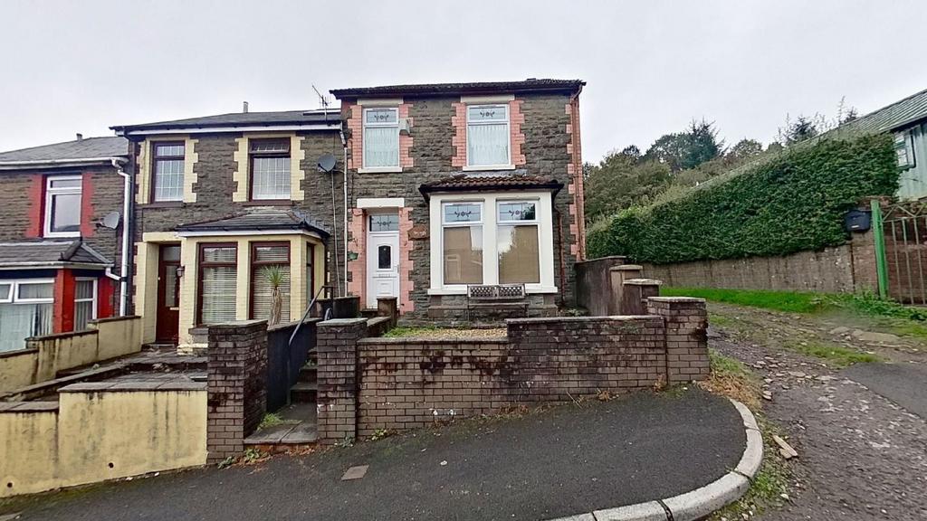 10 Stuart Street, Treherbert... 4 bed end of terrace house £99,000