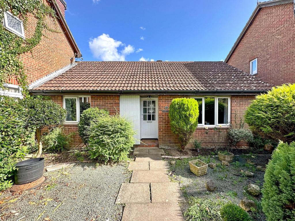 Barnfield Way, Hurst Green, Surrey, RH8 2 bed bungalow £1,400 pcm (£