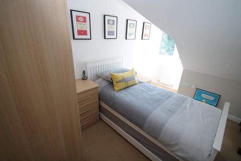 2 bedroom flat for sale - Lawford House, Leacroft Staines-upon-thames TW18 4DE