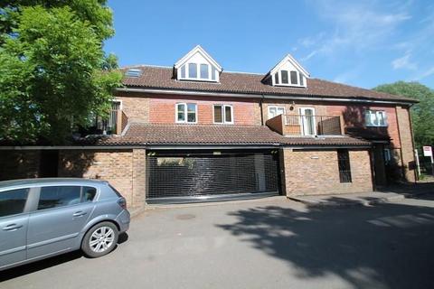 2 bedroom flat for sale - Lawford House, Leacroft Staines-upon-thames TW18 4DE