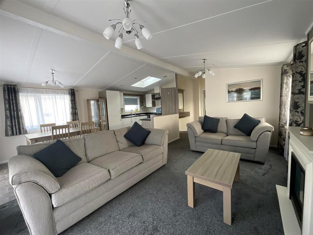 Lounge/Dining Area