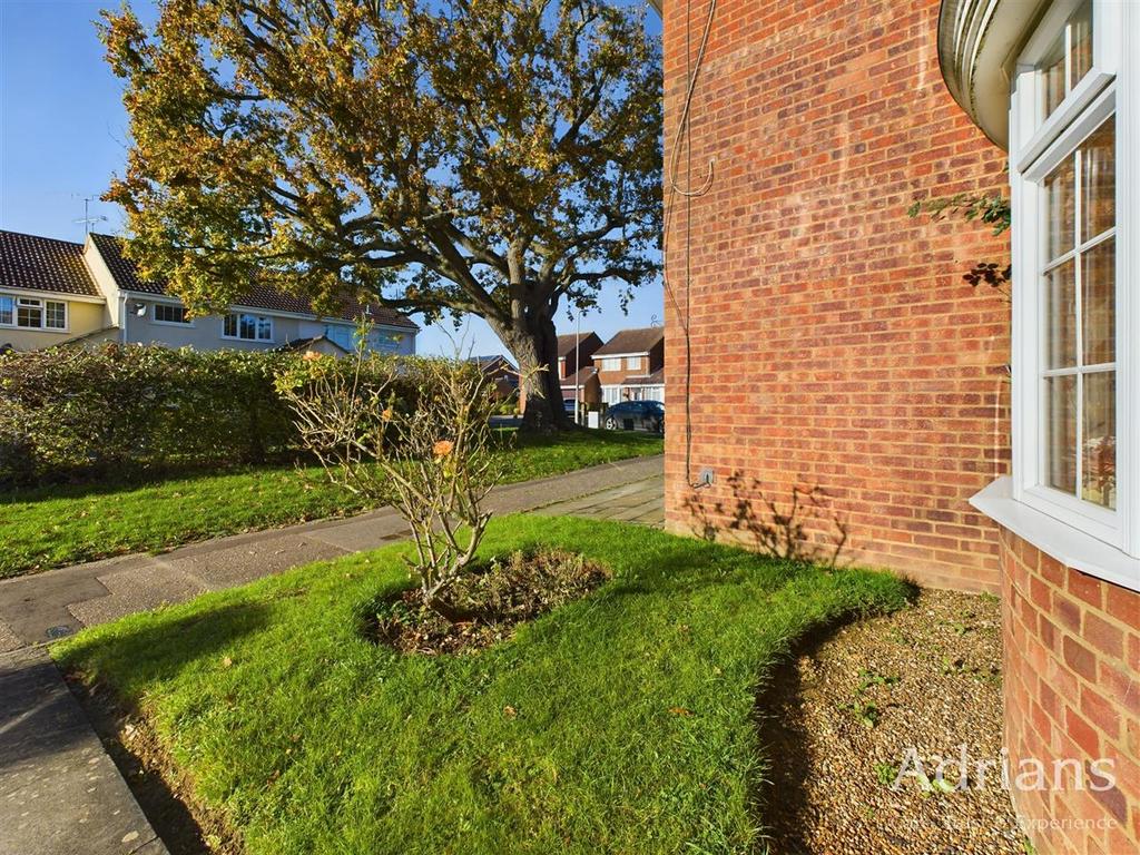 Garden to front