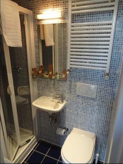 Studio to rent, Cartwright Gardens, Bloomsbury, London, WC1H