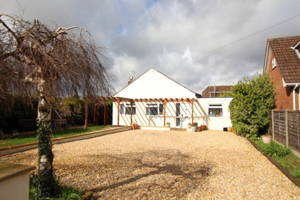 SOUTH ROAD, HORNDEAN 4 bed detached bungalow for sale £525,000