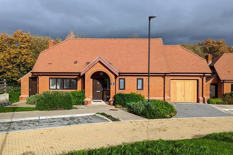2 bedroom detached bungalow for sale - FRIARY MEADOW, TITCHFIELD