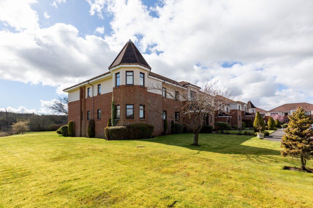 Newton Court, Newton Grove, Newton Mearns 3 bed apartment for sale £