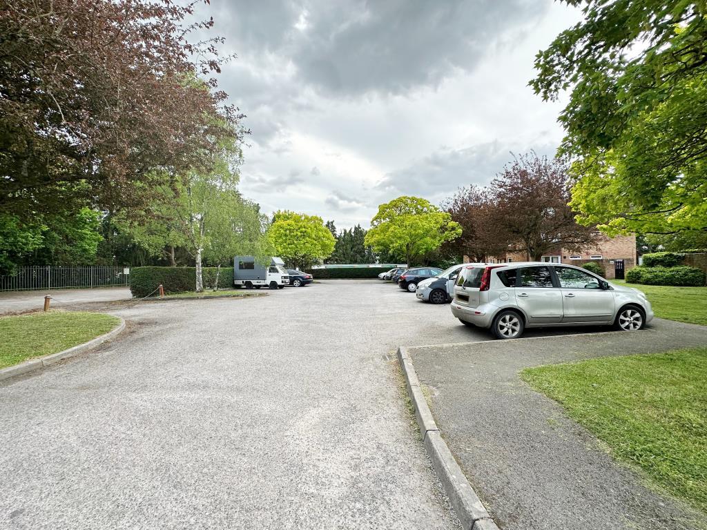 Driveway with access to car park