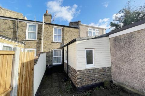2 bedroom terraced house for sale - 100 Albert Road, Romford, Essex
