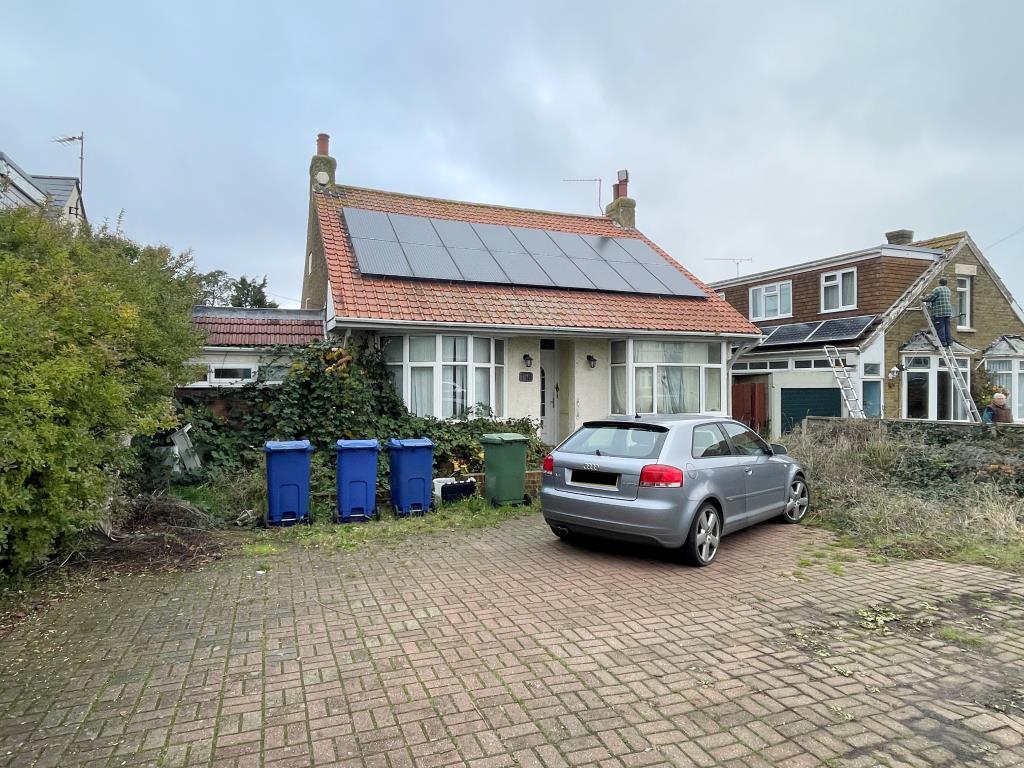 Detached bungalow with driveway