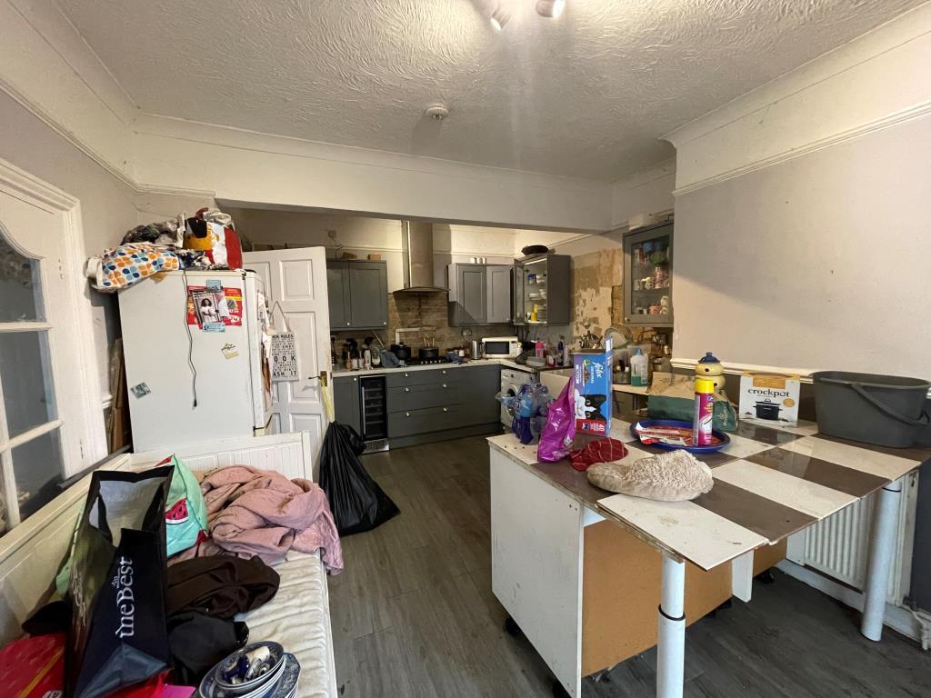 Kitchen with breakfast bar