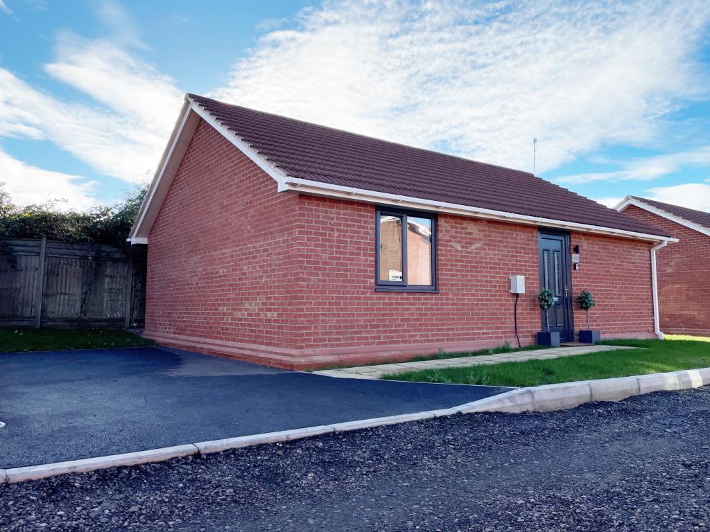 Detached holiday bungalow with parking
