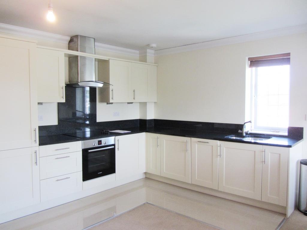 Station Approach, West Byfleet KT14 2 bed apartment to rent £1,550
