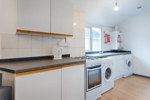 4 bedroom flat to rent, Calvert Terrace, Swansea,