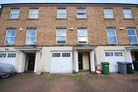 4 bedroom terraced house to rent, Compton Avenue, Wembley