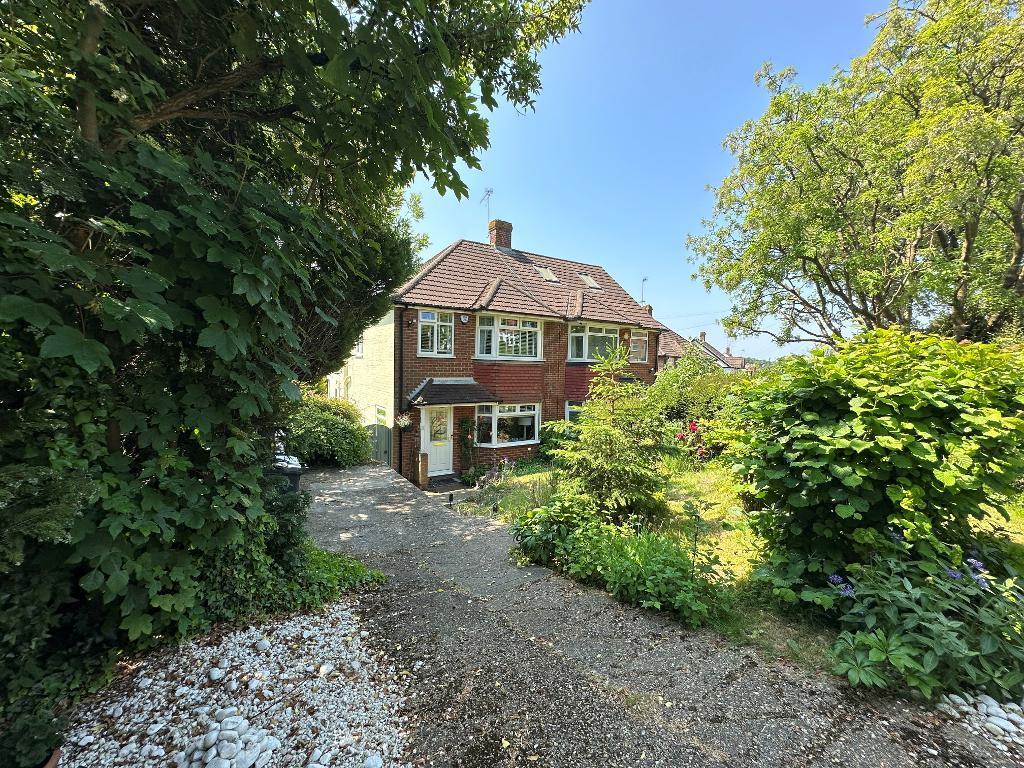 Hyde Road, Sanderstead, Surrey, CR2 9NR 3 bed semidetached house for