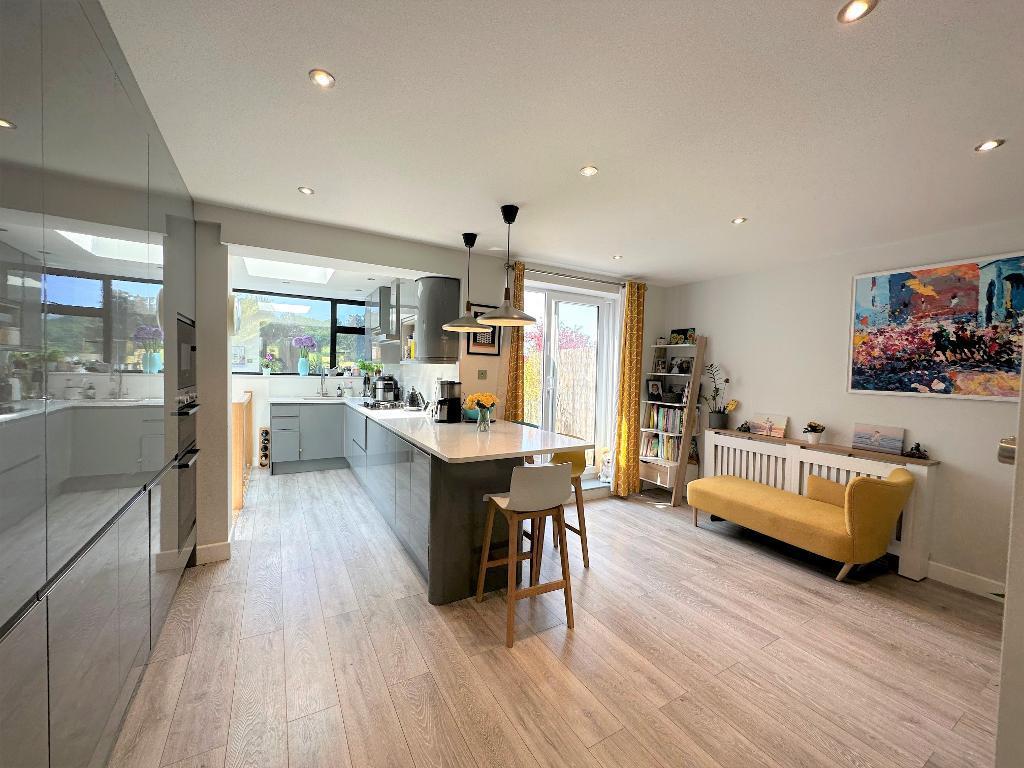 Hyde Road, Sanderstead, Surrey, CR2 9NR 3 bed semidetached house for