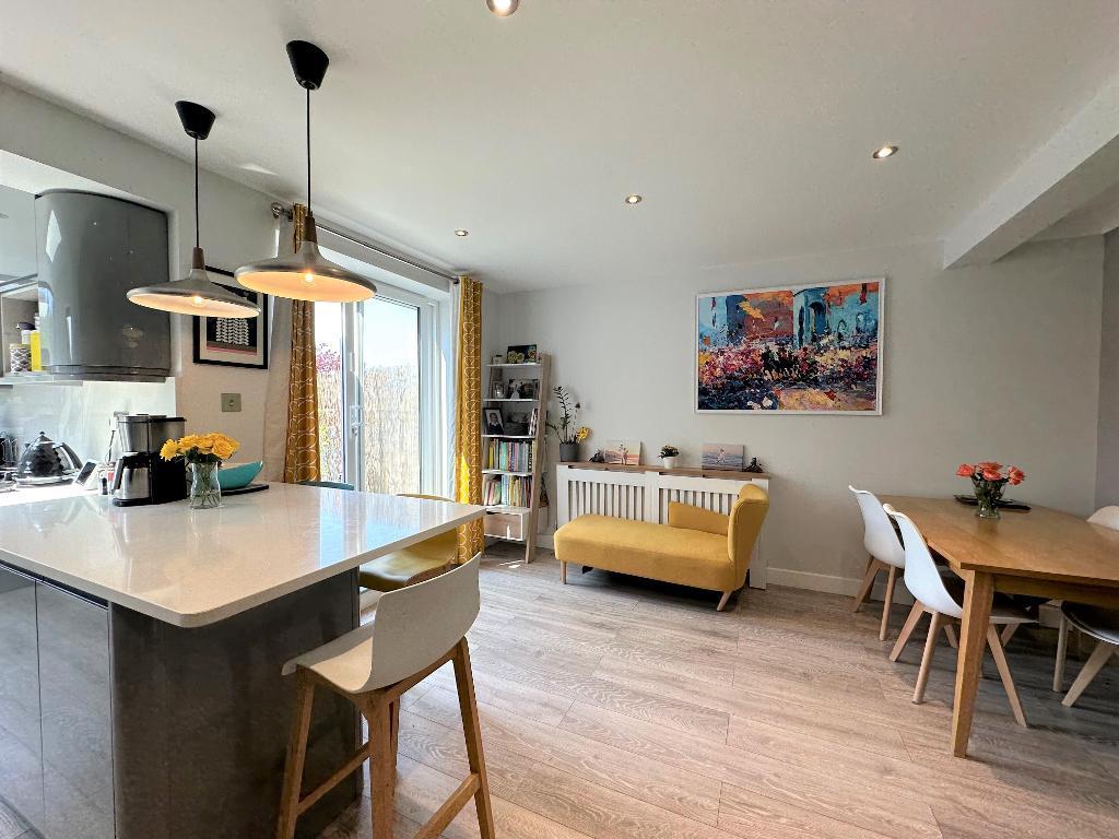 Hyde Road, Sanderstead, Surrey, CR2 9NR 3 bed semidetached house for