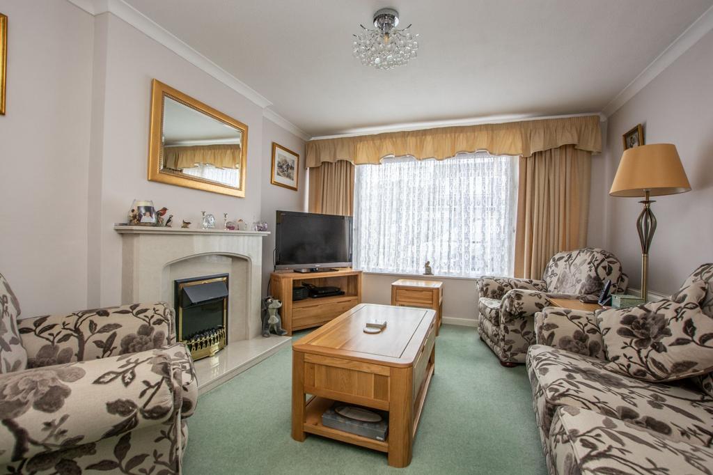 Hall Park Avenue, Horsforth, Leeds, West Yorkshire 3 bed detached house