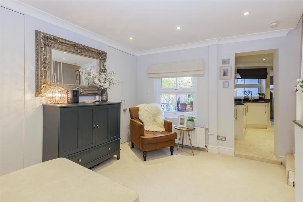 Crayford High Street, Crayford, Kent 2 bed end of terrace house for