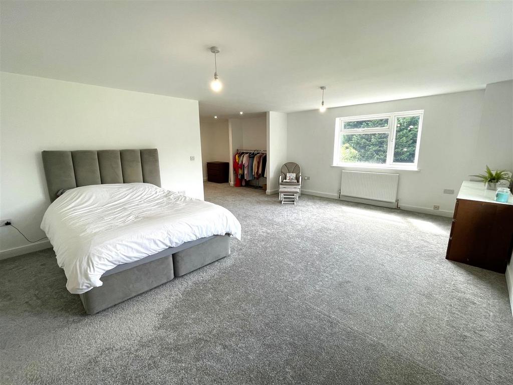 Master Bed.jpg