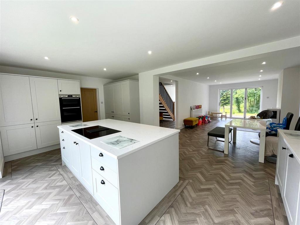 Kitchen 2.jpg