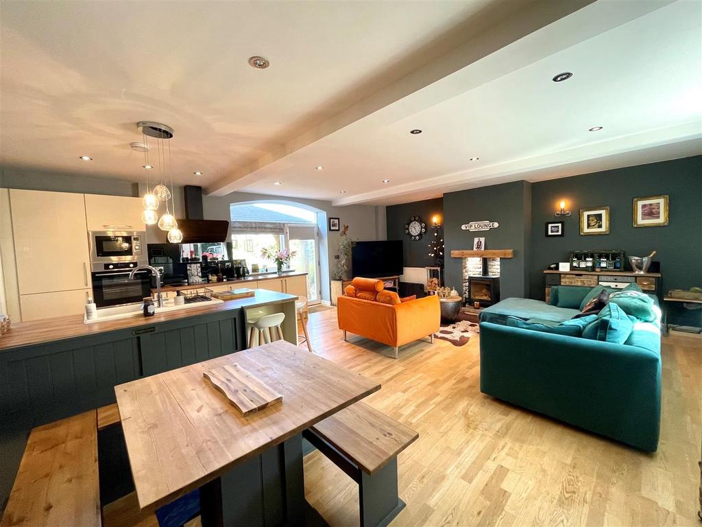 DINING AREA.jpg